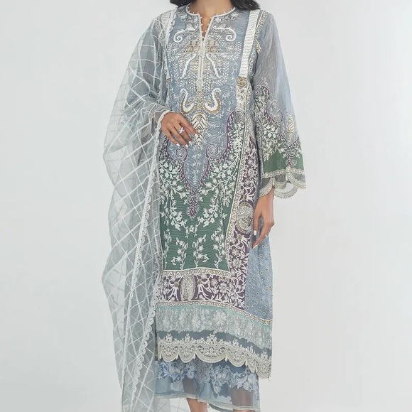 Beautiful embroidered dress by Sana Safinaz . - Picture 1 of 12